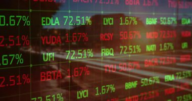 Geceleri şehir otobanında dijital şebeke kayıyor, hisse senedi saatlerini ve yüzde değerlerini gösteriyor. Fütürist, neon, teknoloji, veri, finansal, soyut, hareket