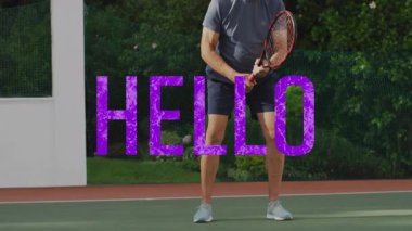 Son sınıf öğrencisi tenis kortunda raket sallıyor. Mor Hello kaplamalı sağlık teknolojisini resmediyor. Açık hava, etkinlik, coşku, eğlence, spor, yaşam tarzı, eğlence