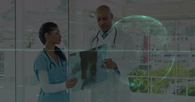 Uzmanlar X-ray filmini incelerken arttırılmış gerçeklik dalgalanması ve veri küresi havada uçuşuyor. Sağlık, yenilik, tanı, teknoloji, işbirliği, klinik, geleceksel