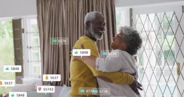 Pastel kanepenin yanında dans eden yaşlı çift, yüzen sosyal medya ikonları ve pazarlama grafikleri sunuyor. Romantik, bağlantı, canlılık, kutlama, teknoloji, modernlik, konfor