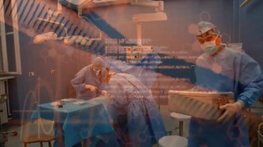 Ameliyathanede ameliyat yapan cerrahi ekip animasyon DNA sarmalları ve tıbbi örnekler gösteriyor. Tıbbi, sağlık, yenilik, takım çalışması, kesinlik, klinik, tanı