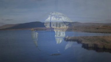 Kadın tasarımcı ev ofisinde işbirliği yapıyor, finans çubuğu grafikleri ve renk çizelgeleri üst üste geliyor. Yaratıcı çalışma alanı, uzak takım çalışması, dijital işbirliği, grafik tasarım, üretkenlik, yenilik, modern iç mekan