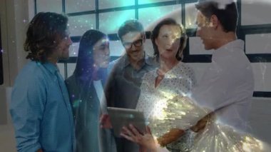 Çatı katında tablet etrafında işbirliği yapan ekip, teknoloji ağı eşleştirme verilerini gösteriyor. İşbirliği, yenilik, dijital ağ, başlangıç, takım çalışması, modern