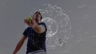 Dijital ağ altında raketle hizmet eden erkek tenisçi, spor teknolojisini ön plana çıkarıyor. Sporcu, spor, hareket, dijital, gelecekçi, performans, yenilik