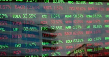 Cam kulede sergilenen dijital hisse senedi şebekesi, neon yeşil yüzde vinç içeriyor. Teknoloji, finans, yenilik, iş, veri, kentsel, modern