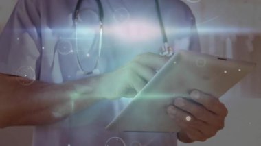 Tıbbi profesyonel inceleme tableti, dijital ağ hatlarının akışı, işaret fişeklerinin kılavuz düzeni. Sağlık, yenilik, teknoloji, tanı, klinik, profesyonel, gelecekçi