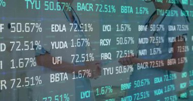 Hastane koridorundaki finansal verileri inceleyen kadın tıp uzmanları hisse senetlerini gösteriyor. Sağlık, profesyonellik, işbirliği, teknoloji, analitik, girişim, sağlık çalışanları