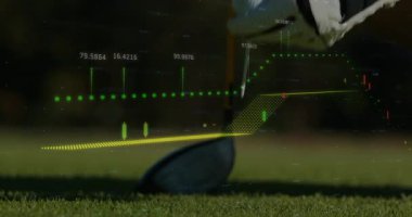 Golf topu olay yerinde, eldiven, çimen, sopa ve animasyon veri örtüsüyle görselleştiriliyor. Atletik, hassas, spor, dijital, açık hava, rekabetçi, teknoloji