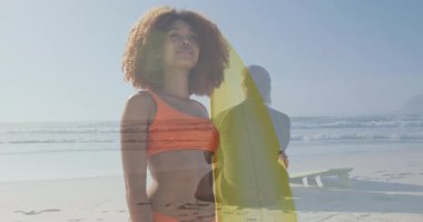 Sahilde gözleri gölgeleyen kadın, animasyon dalga grafiği ve iş verilerini gösteren güneş ikonu. Plaj, okyanus, sörf, macera, rahatlama, boş zaman, açık hava