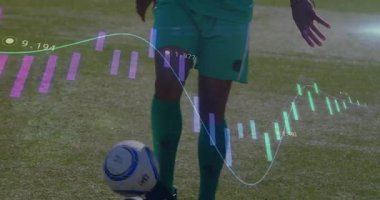 Erkek futbolcu çimen sahasında mavi-beyaz top ile hokkabazlık yapıyor, spor analitiği üstüste biniyor. Atletik, performans, dijital, veri, fitness, rekabet, açık hava