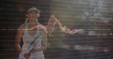 Sahada raket sallayan bayan tenisçi yeşil çizgiler üzerinde teknolojik performans grafikleri gösteriyor. Sporcu, spor, fitness, dijital, analitik, açık hava, performans