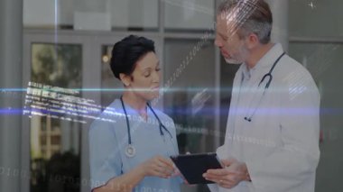 Steteskoplu hemşire klinikte elinde tabletle doktorla el sıkışıyor, ikili kaplamalar gösteriyor. Sağlık, işbirliği, profesyonellik, modern, teknoloji, ekip, iletişim