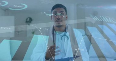 Erkek doktor, teletıp verilerini kanepeye steteskopla sunuyor. Holografik çizelgeleri gösteriyor. Tıbbi, sağlık, teknoloji, dijital, profesyonel, modern, yenilik