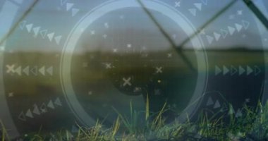 Sahada şeffaf HUD kaplanıyor, dairesel halkalar, oklar, artı simgeler, devre çizgileri gösteriliyor. Fütürist, dijital, teknoloji, arayüz, sanal, yenilik, bilim kurgu