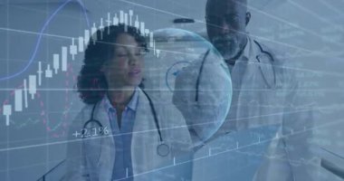 Kadın doktor ve erkek doktor klinikteki verileri analiz ediyor, basılı raporlar ve dijital grafikler gösteriyor. Tıbbi, sağlık, dijital, analitik, teknoloji, profesyonel, yenilik