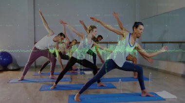 Spor salonunda yoga pozu veren altı yetişkin yeşil veri kodlarını gösteriyorlar. Sağlık, esneklik, farkındalık, egzersiz, biyomekanik, modern, teknoloji