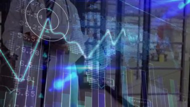 Finansal tablet projeksiyonu ve dünya haritası düz tasarım ofisinde üst üste konuyor. Teknoloji, veri görselleştirme, kurumsal, dijital arayüz, iş zekası, modern çalışma alanı, analitik