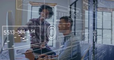 Öne doğru eğilen bir kadın ve yüzen veri grafikleriyle iş yerinde işbirliği yapan bir adam. İşbirliği, yenilik, fütüristik, teknoloji, üretkenlik, takım çalışması, dijital