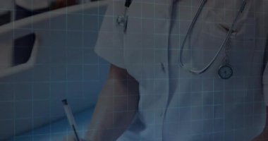 Klinikteki holografik tıbbi arayüzle etkileşime giren kadın doktor ECG dalga formları gösteriyor. Tıbbi, teknoloji, fütüristik, sağlık, dijital, yenilik, analiz