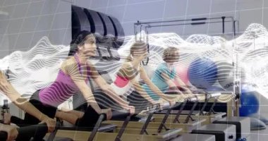 Bir grup kadın fitness stüdyosunda pilates reformatörlüğü yaparken dalga grafiği üst üste biniyor. Spor, sağlık, güç, esneklik, dinamik, modern, sağlık