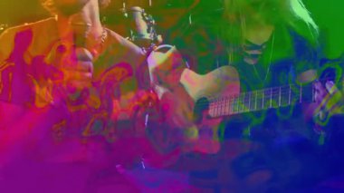 Grup arkadaşları, müzik endüstrisi temasını canlı ses dalgaları ve mikrofon ikonlarıyla birlikte kulüp sahnesinde icra ediyorlar. Performans, eğlence, konser, ses, ritim, gece hayatı, sanatsal