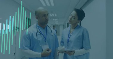 Yetişkin bir doktor steteskop kullanıyor ve hemşire hastane salonundaki tableti veri grafikleriyle inceliyor. Sağlık, işbirliği, profesyonellik, yenilik, analitik, takım çalışması, tıbbi