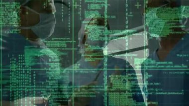 Cerrahlar ameliyathanede neşterlerle ilgileniyorlar ve yeşil kod yansıtma veri şebekelerini örtüyor. Tıbbi, dijital, geleceksel, yenilikçi, takım çalışması, steril, yüksek teknoloji