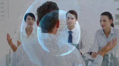 Ofisteki cam masanın etrafında dijital hologramı araştıran iş adamları. Şirket, takım çalışması, yenilik, sunum, teknoloji, işbirliği, modern