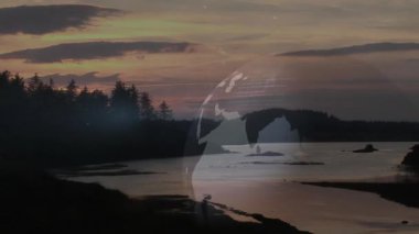 Gün batımı kıyı koyunun üzerinde yarı şeffaf küre düz dizaynlı kod satırlarını gösteriyor. Manzara, teknoloji, fütürizm, dijital, doğa, sükunet, görselleştirme