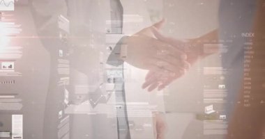 İş ortakları modern ofiste el sıkışıyor, çizelgeler ve bar grafikleri sergiliyorlar. Şirket, işbirliği, dijital, veri odaklı, profesyonel, modern, analitik