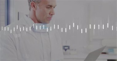 Laboratuvarda laboratuvar önlüğü giyip tablet izleyen tıp uzmanı animasyon veri örtülerini gösteriyor. Bilim adamı, sağlık hizmetleri, analitik, teknoloji, yenilik, hassasiyet, araştırma