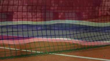 Üç boyutlu çerçevede uzanan tenis ağı sarkık beyaz şeritleri ve ince renkli dalgaları gösteriyor. Spor, eğlence, açık hava, etkinlik, atletik, rekabet, canlı
