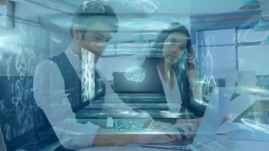 Analizci, araştırmalar için beyin ve virüs modellerini analiz eden bir bilgisayar kullanıyor. Teknoloji, işbirliği, yenilik, modern, profesyonel, veri, araştırma