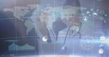 Dünya haritası, veri grafikleri ve tablet ağ simgelerini gösteren tıbbi hologramı inceleyen kadın doktorlar. Sağlık, dijital tıp, büyütme, tıbbi teknoloji, işbirliği, yenilik, fütüristik