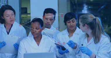 Laboratuvarda dizüstü bilgisayarın etrafında iş birliği yapan araştırma ekibi animasyon veri şemaları, test tüpü simgeleri tasarlıyor. Bilim adamları, işbirliği, yenilik, teknoloji, laboratuvar, bilim, araştırma