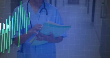 Hastane koridorunda tableti inceleyen kadın doktor veri çubukları ve çizgi grafikleri gösteriyor. Sağlık, profesyonellik, veri analizleri, teknoloji, tanı, tıp endüstrisi, yenilik