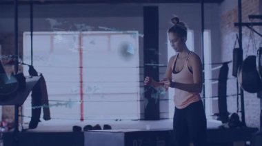 Bayan stajyer antrenör, antrenör olarak spor yaparken halkanın içine yumruk atıyor. Fitness, antrenman, egzersiz, spor, güç, motivasyon, teknoloji