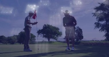 İki golfçü golf yeşili için beşlik çakıyor, spor analitiğini ikili ızgara kullanarak gösteriyor. Sportmenlik, dostluk, açık hava, manzara, hassasiyet, teknoloji, başarı.