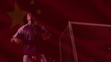 Erkek futbolcu kırmızı ışıkta duruyor, spor teknolojisini animasyon çizelgeleriyle kullanıyor. Sporcu, spor, stadyum, enerjik, rekabetçi, dinamik, gece vakti