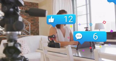 DSLR kamerasıyla çekim yapan kadın içerik yaratıcısı, yüzen sosyal medya simgelerini gösteriyor. Modern, canlı, enerjik, profesyonel, yaratıcı, işbirlikçi, yenilikçi