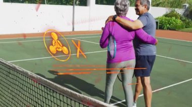 Erkek, tenis kortunda yürüyen bir kadını sarıp sarmalıyor ve kırmızı arttırılmış gerçeklik uygunluğu uyarısı veriyor. Atletizm, arkadaşlık, canlılık, teknoloji, açık hava, aktif yaşam tarzı, refah