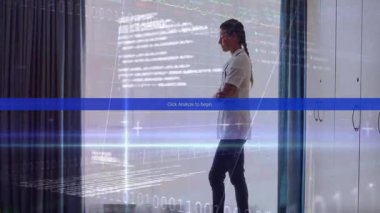 Klinikte kolları çapraz duran kadın hemşire veri tabloları ve ikili kodlar hazırlıyor. Tıbbi, geleceksel, teknoloji, sağlık, analitik, dijital, profesyonel