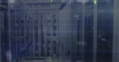 Sunucu rafları düzgün kablo tepsilerini ve yama panellerini gösteriyor, yüzen ikili rakamlar sahne etrafında dans ediyor. Teknoloji, siber güvenlik, veri, altyapı, yenilik, dijital, bağlantı