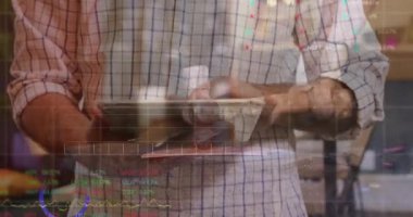 Ofiste tablet tutan ve ekranı tıkırdatan, yüzen finansal tabloları ve saatleri gösteren bir adam. Çalışma alanı, teknoloji, analitik, finans, işbirliği, modern, dijital