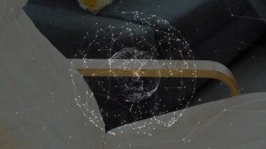 Teknoloji laboratuvarında resim çizerken elinde kahve fincanı tutan bir kadın. Parlak ağ düğümleri sergiliyor. Futuristik, dijital, teknoloji, yenilik, bağlantı, üretkenlik, konfor