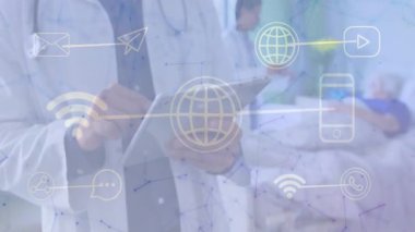 Hastanedeki hastanın yanında tablet kullanan erkek doktor, sağlık teknolojisi için dijital ağ simgeleri gösteriyor. Tıbbi, sağlık, teletıp, dijital, bağlantı, klinik, teknoloji