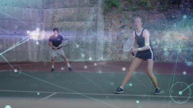Tenis partnerleri sahada antrenman yapıyor, spor teknolojisi için parlayan ağ grafikleri sergiliyorlar. Spor, rekabet, aktivite, eğitim, açık hava, modern, dinamik