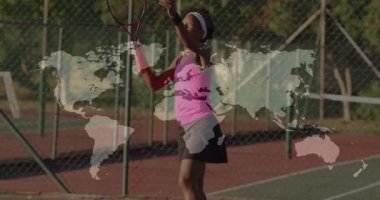 Kadın tenisçi kil sahada raket sallıyor ve dünya haritası teknolojiyi gösteriyor. Atletik, spor, minimalist, kentsel, canlı, kararlı, motivasyon