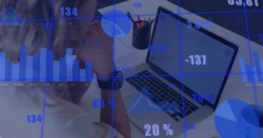 Masaya yaslanmış, bar ve pasta grafikleriyle laptop teknolojisi analizlerini araştıran bir kadın. Teknoloji, veri, analiz, üretkenlik, yenilik, çalışma alanı, dijital