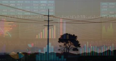 Çelik kafes kulesi alacakaranlıkta duruyor, çatıların üzerinde veri şebekesi ve çizelgeleri gösteriyor. Altyapı, teknoloji, görselleştirme, şehir, enerji, analitik, veri bilimi